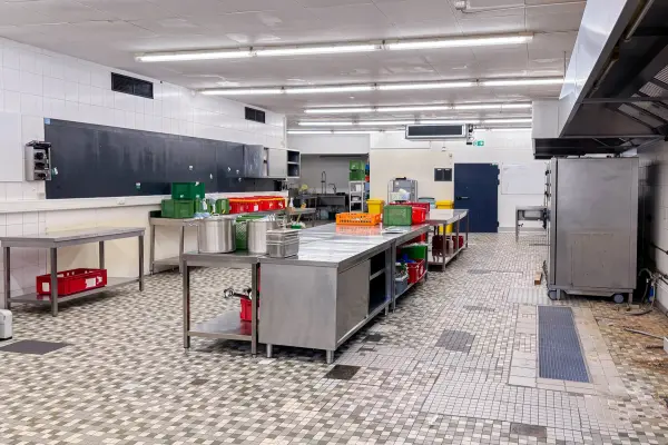 Großküche der Immobilie: Produktionshalle mit vielseitigen Nutzungsmöglichkeiten...