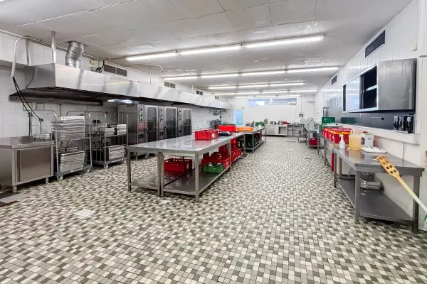 Großküche der Immobilie: Produktionshalle mit vielseitigen Nutzungsmöglichkeiten...