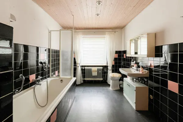 1.OG_Badezimmer der Immobilie: Ein Zuhause mit Herz – großzügiges Einfamilienhau...