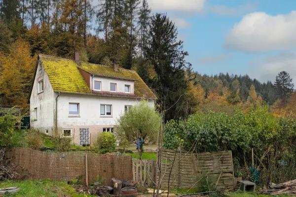 Ansicht NO der Immobilie: Selbermacher aufgepasst: Haus mit großem, naturnahen G...
