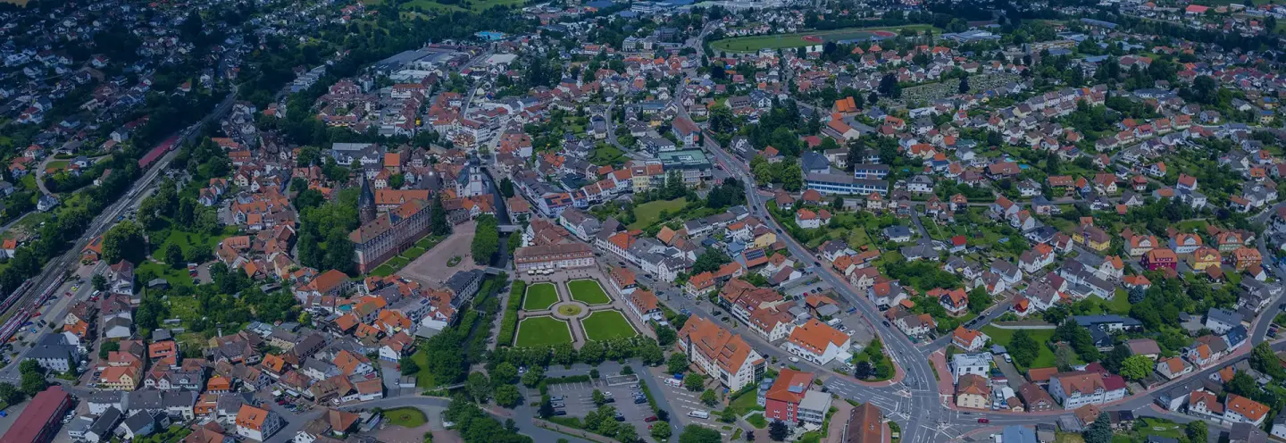 Luftbild mit Blick auf die Stadt Erbach